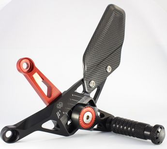 Commandes reculées ajustables GILLES TOOLING MUE2 noir MV Agusta Brutale 675/800 2012-2016