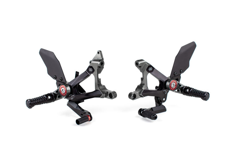 Commandes reculées ajustables GILLES TOOLING MUE2 noir Ducati Street Fighter V4 2020/2023
